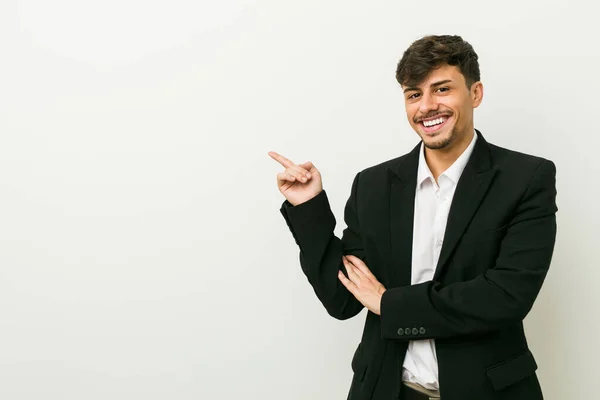 Jovem Homem Hispânico Negócios Sorrindo Alegremente Apontando Com Dedo Indicador — Fotografia de Stock