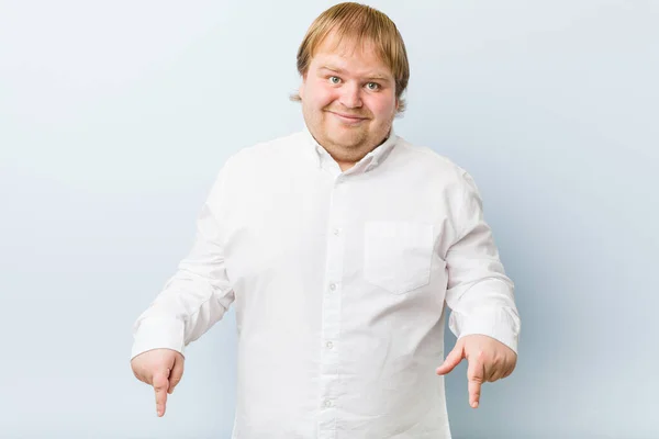 Young Authentic Redhead Fat Man Points Fingers Positive Feeling — Stock Photo, Image