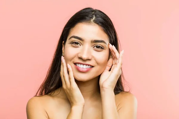 Nahaufnahme Einer Jungen Schönheit Und Natürlichen Arabischen Frau Die Posiert — Stockfoto