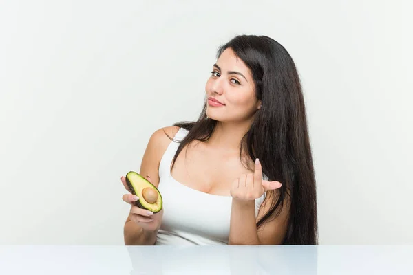 Giovane Donna Ispanica Possesso Avocado Che Punta Con Dito Voi — Foto Stock