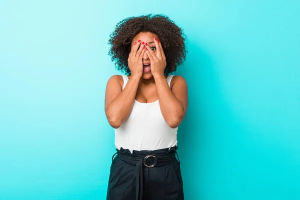 Jeune Femme Afro Américaine Cligner Des Doigts Effrayé Nerveux — Photo