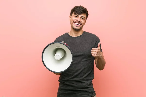 Ung Latinamerikan Man Håller Megafon Leende Och Höja Tummen Upp — Stockfoto