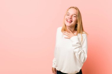 Genç sarışın kadın elini göğsüne koyduğunda kahkahalar atıyor..