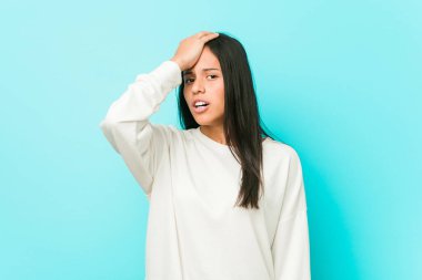 Genç, güzel İspanyol kadın yorgun ve uykulu. Elini başının üstünde tutuyor..