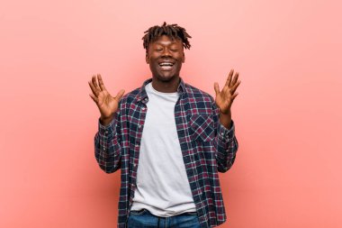 Genç Afrikalı siyahi adam çok gülerdi. Mutluluk kavramı.