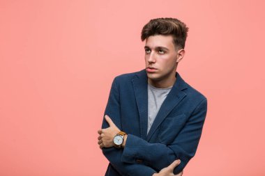 Genç iş adamı. Doğal adam tekrarlanan bir görevden bıktı..