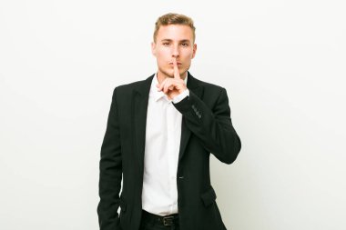 Genç kafkas iş adamı bir sır tutmak veya sessizlik isteyen.