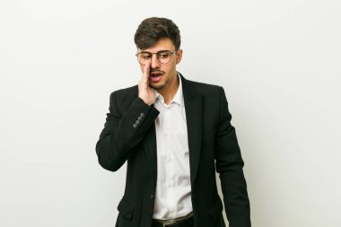 Genç bir İspanyol iş adamı gizli bir sıcak fren haberi veriyor ve yan bakıyor.