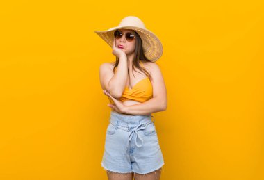 Hasır şapkalı genç beyaz kadın, yaz bak kim sıkılmış, yorgun ve dinlenmeye ihtiyacı var..