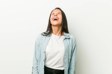 Genç İspanyol kadın rahat ve mutlu gülüyor, boyun dişleri gösteren gergin.