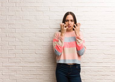 Genç modern kadın kızgın ve üzgün