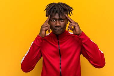 Genç fitness Afrikalı bir adam bir göreve odaklanmış, parmaklarını işaret ediyor..