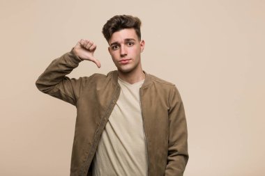 Kahverengi ceket giyen, hoşlanmadığı jestler yapan beyaz bir genç. Anlaşmazlık konsepti.