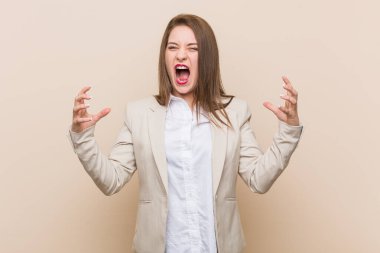 Genç iş kadını öfkeyle bağırıyor..