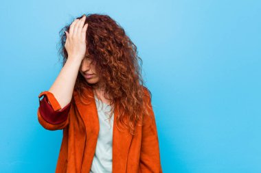 Genç, kızıl saçlı, zarif bir kadın bir şey unutmuş. Alnına avuç içi ile vuruyor ve gözlerini kapıyor..