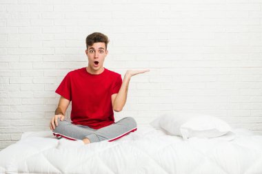 Yataktaki genç öğrenci avuç içi fotokopi çekmekten çok etkilendi..