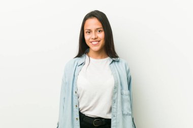 Genç İspanyol kadın mutlu, güler yüzlü ve neşeli.