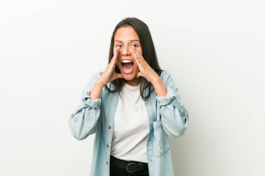 Genç İspanyol kadın heyecanla bağırıyor..