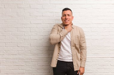 Öksüren genç latin adam, virüs veya enfeksiyon yüzünden hasta.