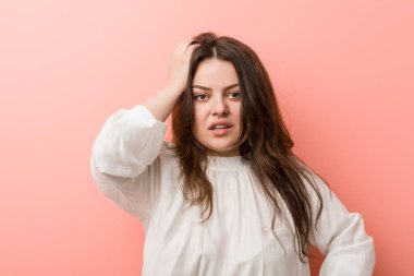 Pembe arka planda Genç beyaz Curvy kadın ayakta