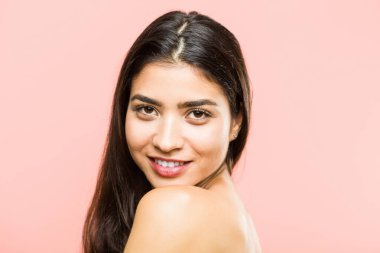 Genç bir güzellik ve doğal Arap kadın poz yakın çekim