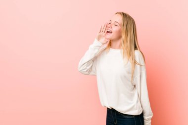 Sarışın genç bir kadın bağırıyor ve avuç içini açıyor..