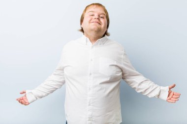 Genç otantik kızıl saçlı şişman adam hoş bir ifade gösteren.
