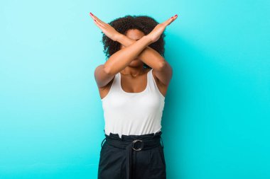 Genç Afrikalı Amerikalı kadın iki kolu çapraz tutuyor, inkar kavramı.