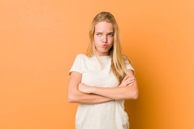 Sevimli ve doğal genç bir kadın yanakları üflüyor, yorgun bir ifadesi var. Yüz ifadesi kavramı.