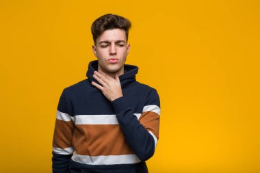 Kapüşonlu genç adam virüs ya da enfeksiyon yüzünden boğaz ağrısı çekiyor..