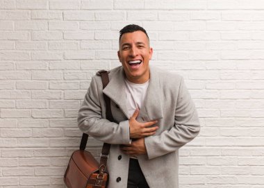 Genç Latin iş adamı gülüyor ve eğleniyor.