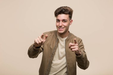 Kahverengi ceketli beyaz bir adam, gülümsüyor..