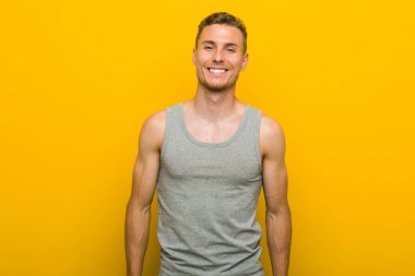 Genç kafkas spor adam mutlu, gülümseyen ve neşeli.