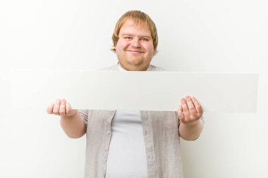 Bir pankart ile Kafkas deli sarışın şişman adam