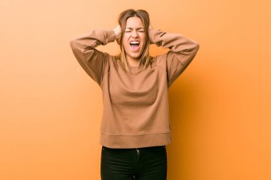 Genç, otantik, karizmatik bir kadın. Duvara yaslanmış, kulakları kulaklarla kaplanmış, yüksek sesli sesler duymamaya çalışan gerçek bir kadın..