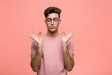 Genç, havalı, beyaz adam yorucu bir günün ardından rahatlıyor. Yoga yapıyor..