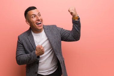 Teslim olmayan genç, zarif Latin adam.