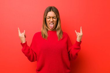 Parmakları ile kaya jest gösteren bir duvara karşı Genç otantik karizmatik gerçek insanlar kadın