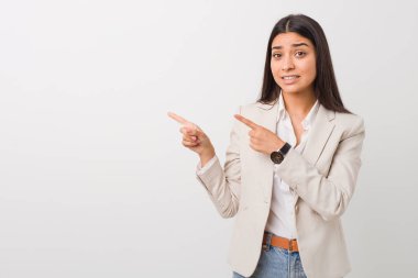 Beyaz bir zemin üzerinde izole genç bir Arap kadın işaret parmağıyla bir kopya alanı işaret ederek şok.