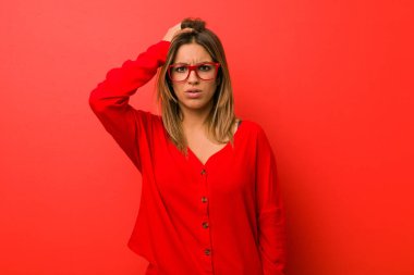 Genç otantik karizmatik gerçek insanlar kadın bir duvara karşı şok oluyor, o önemli toplantı hatırladı.