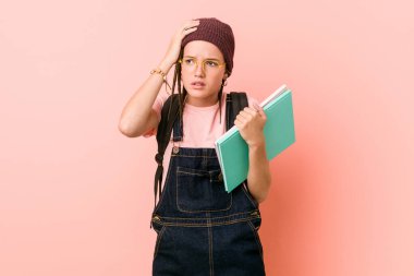 Kafkasyalı genç bir kadın bazı defterleri tutuyor ve şok oluyor. Önemli bir toplantı hatırladı..