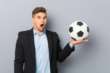 Genç futbol antrenörü, avuç içi fotokopi alanını tutmaktan etkilendi.
