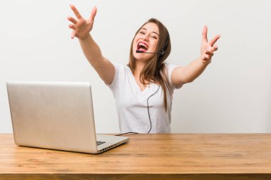 Genç pazarlamacı kadın kameraya sarıldığı için kendinden emin..