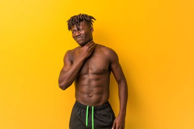 Mayolu genç siyahi adam virüs ya da enfeksiyon yüzünden boğaz ağrısı çekiyor..