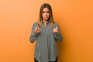 Genç, otantik, karizmatik, gerçek bir kadın. Duvara yaslanmış, parasız olduğunu gösteriyor..