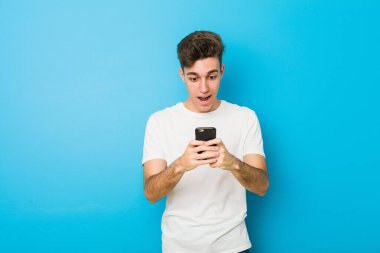 Genç beyaz adam telefonda konuşuyor