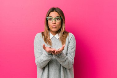 Bir duvar katlama dudakları karşı Genç otantik karizmatik gerçek insanlar kadın ve hava öpücük göndermek için avuç içi tutarak.