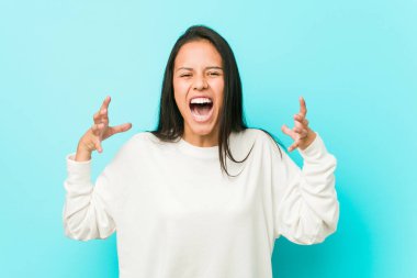 Genç ve güzel İspanyol kadın öfkeyle bağırıyor..