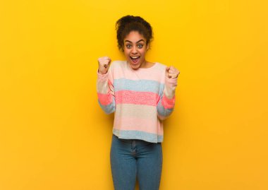 Mavi gözleri ile genç siyah Afrikalı Amerikalı kız çok öfkeli ve agresif çığlık