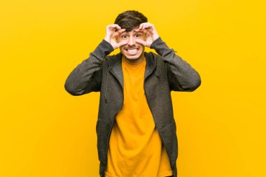 Genç İspanyol rahat adam bir başarı fırsatı bulmak için gözleri açık tutmak.